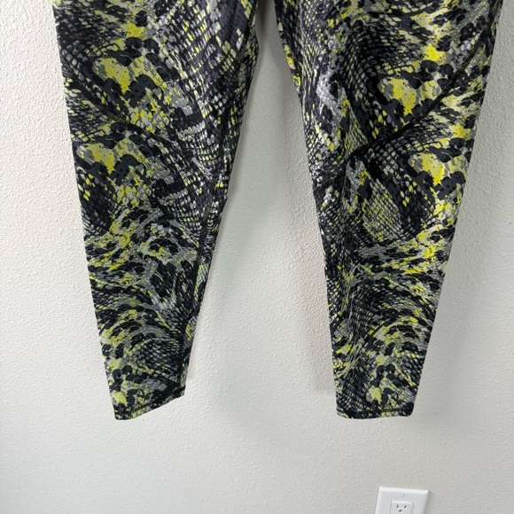 NWOT Sweaty Betty Citrus Yellow Snake Print 7/8 Length Power Legging Medium - Picture 5 of 13